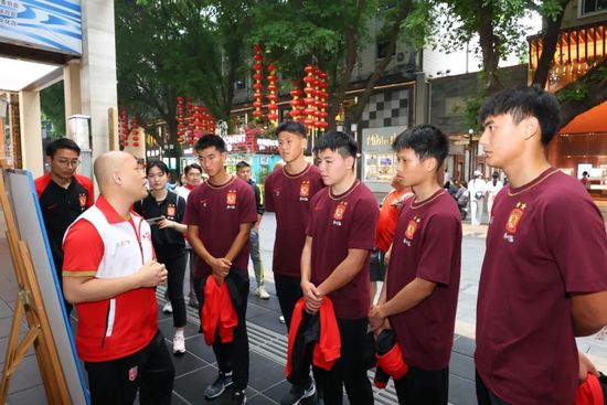 托蒂与斯帕莱蒂相见后，面对采访时说道：“没有比这更好的重逢机会了，我们像这样把这一刻献给这些孩子们，那就更好了——我们做事不光要为自己，更要为别人。